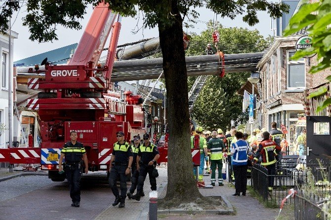 Hollanda’da İki Vinç Binaların Üzerine Devrildi: 20 Yaralı