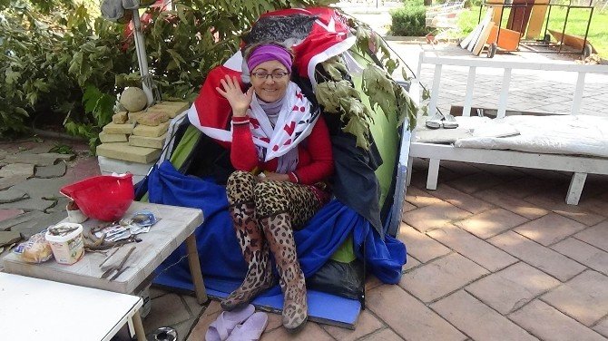 Çevre Dostu Kadın 4 Aydır Kaldığı Parkı Evi Haline Getirdi