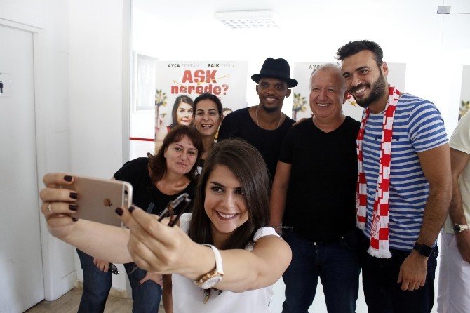 Antalya’da Çekilen ’Aşk Nerede’ Filminin Kadrosu Eto’o İle Buluştu