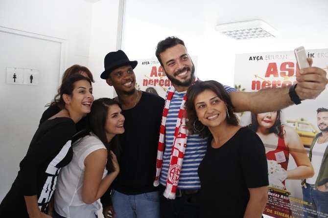 Antalya’da Çekilen ’Aşk Nerede’ Filminin Kadrosu Eto’o İle Buluştu