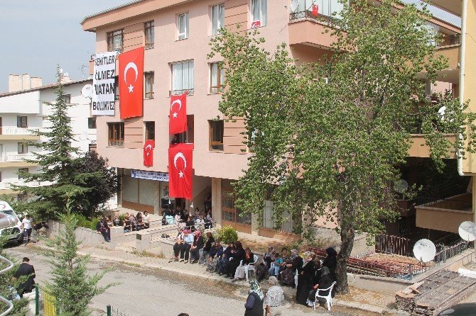 Şehit Polis Memuru Koç’un Babası Hac Kıyafetleri İle Taziyeleri Kabul Etti