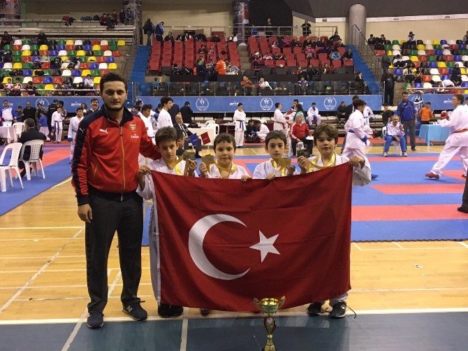 İhlas Koleji Öğrencileri Karatede Madalyaları Topladı