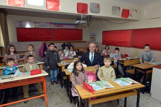 Büyükşehir Eski Okulları Yeniliyor
