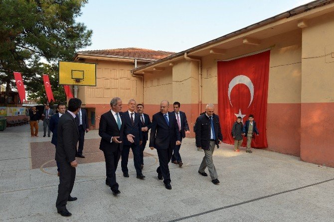 Büyükşehir Eski Okulları Yeniliyor