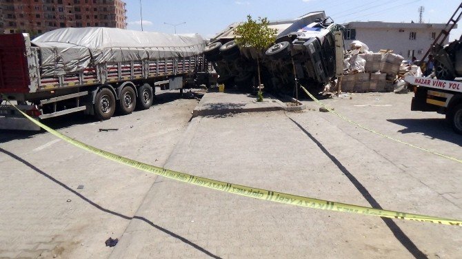 Tır İle Kamyonun Hatalı Sollamaları Kazaya Neden Oldu