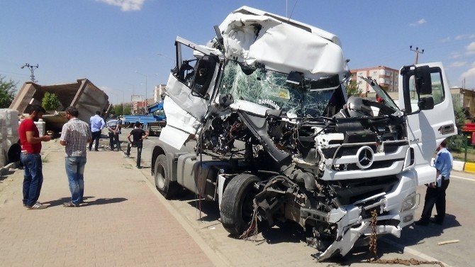 Tır İle Kamyonun Hatalı Sollamaları Kazaya Neden Oldu