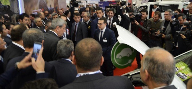 İlk Kez Tanıtılan Elektrikli Minibüse Bakandan Ziyaret