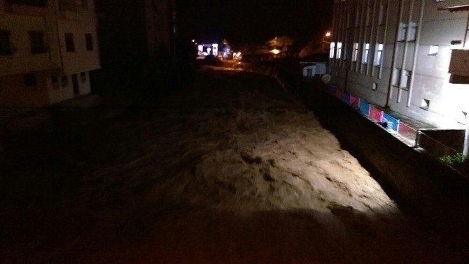 Trabzon’da Sağanak Yağış Hayatı Olumsuz Etkiledi