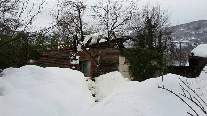 İnebolu’da Ahşap Ev Çöktü