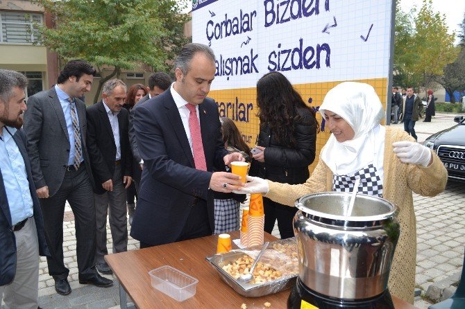 İnegöl Belediyesi’nden Üniversite Öğrencilerine Sabahları Sıcak Çorba