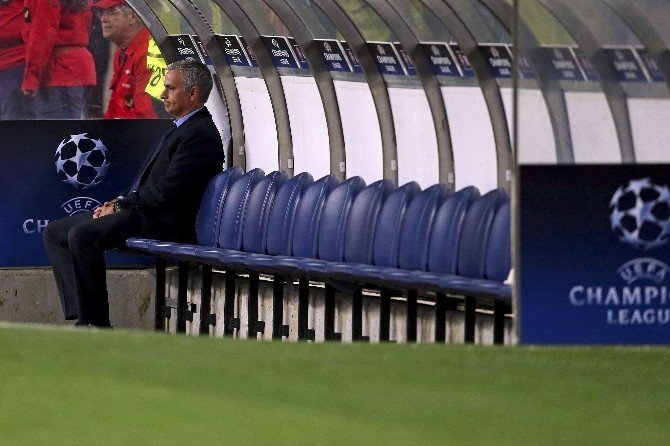 Chelsea, Mourınho İle Yollarını Ayırdı