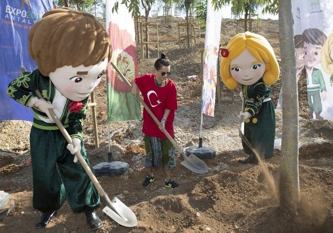 Romanyalı Ünlü Popçu, Expo 2016 Alanına Türk Bayraklı Tişörtüyle Ağaç Dikti