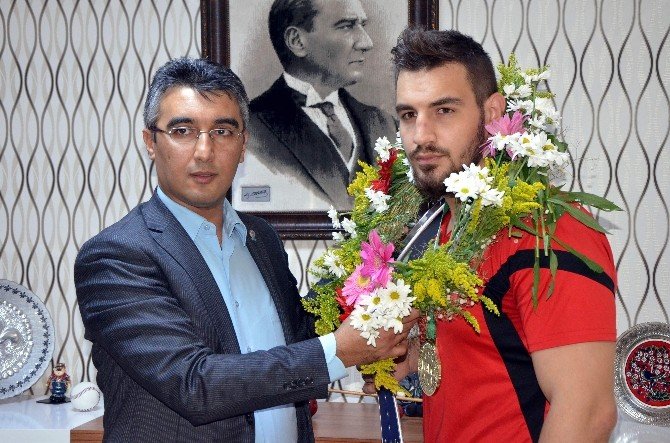 Şampiyon Boksöre Görkemli Karşılama