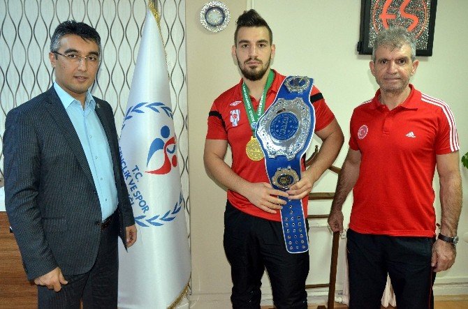 Şampiyon Boksöre Görkemli Karşılama