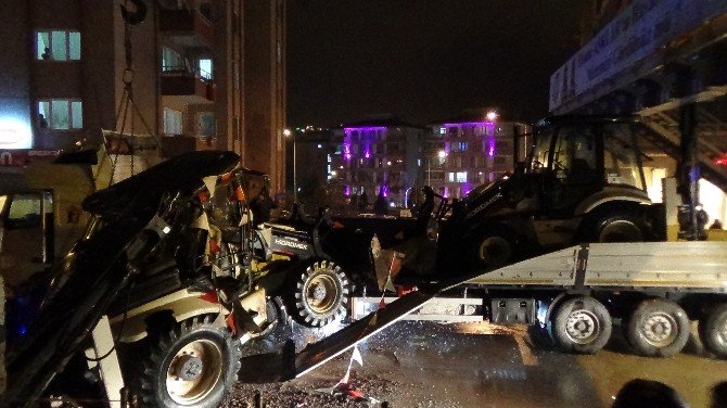 İş Makinesi Taksinin Üzerine Düştü: 1 Ölü