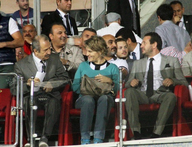 İsrail’in Maslahatgüzarı Fanatik Beşiktaşlı Çıktı