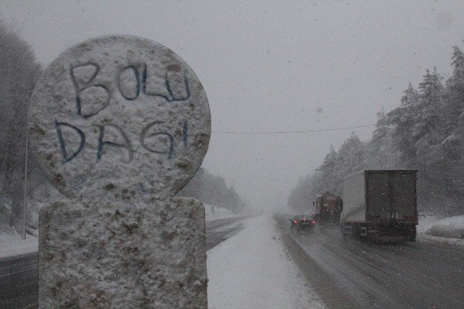 Bolu Dağı’da Tipi Şeklinde Kar Yağışı Başladı