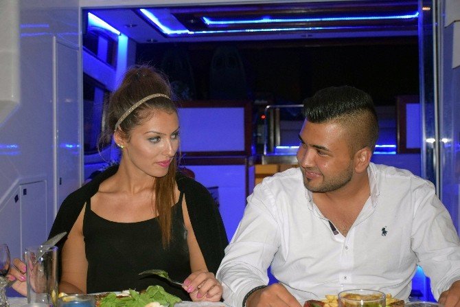 Boğazda "Lazerli" Evlenme Teklifi