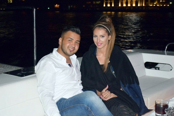 Boğazda "Lazerli" Evlenme Teklifi