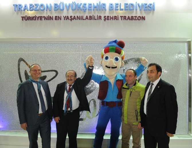 Başkan Gümrükçüoğlu, Büyükşehir Belediyesi’nin Standında Gurbetteki Hemşehrilerini Ağırladı