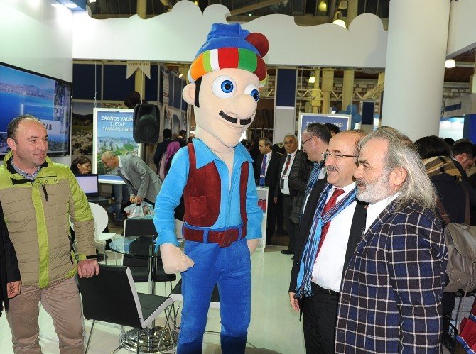 Başkan Gümrükçüoğlu, Büyükşehir Belediyesi’nin Standında Gurbetteki Hemşehrilerini Ağırladı