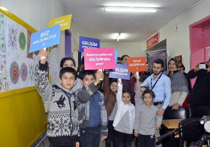 İstanbul Gelişim Üniversitesinde Köy Okuluna Koridor Kütüphane