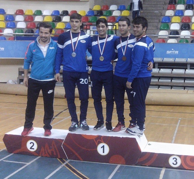 Genç Güreşçiler Göz Doldurdu