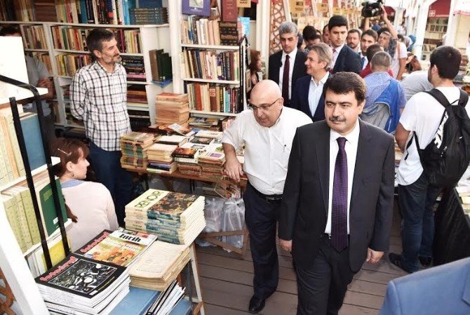 Vali Şahin ‘9. Beyoğlu Sahaflar Festivali’ni Ziyaret Etti