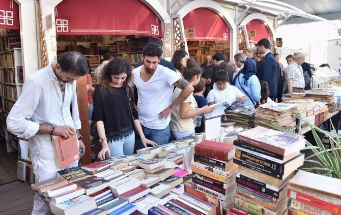 Vali Şahin ‘9. Beyoğlu Sahaflar Festivali’ni Ziyaret Etti