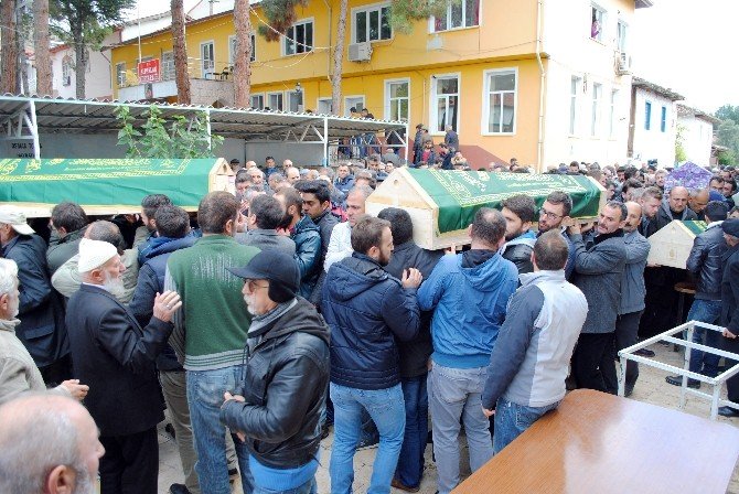 İstanbul’daki Metrobüs Kazasında Ölen 5 Kişiden 4’ü Amasya’da Defnedildi