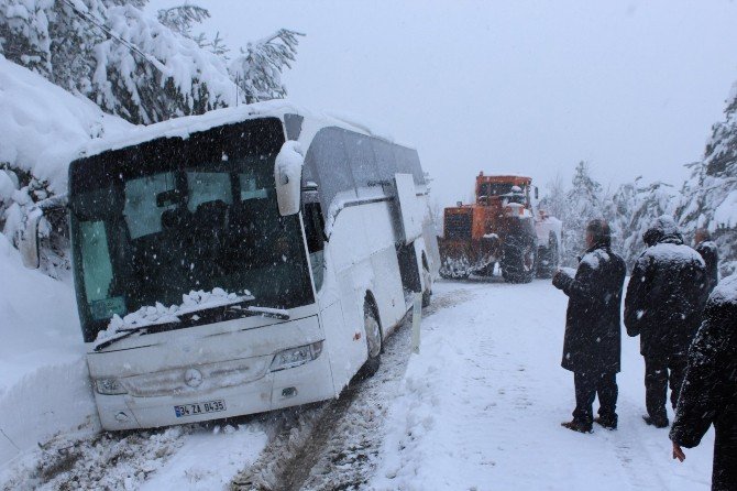 Otobüs Kara Saplandı, 35 Kişi Mahsur Kaldı