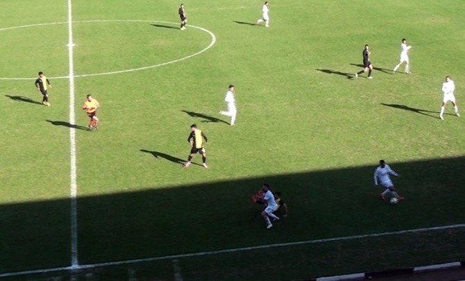 Beşiktaş’ın Eski Yıldızı Rakibinin Suratını Tekmeleyince Saha Karıştı