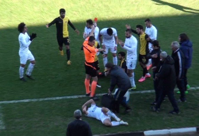 Beşiktaş’ın Eski Yıldızı Rakibinin Suratını Tekmeleyince Saha Karıştı