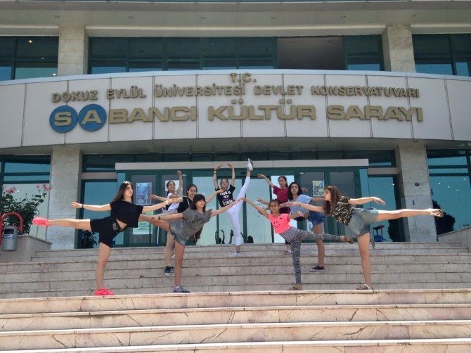 Çukurova Üniversiteli Balerinler İzmir’de Ayakta Alkışlandı