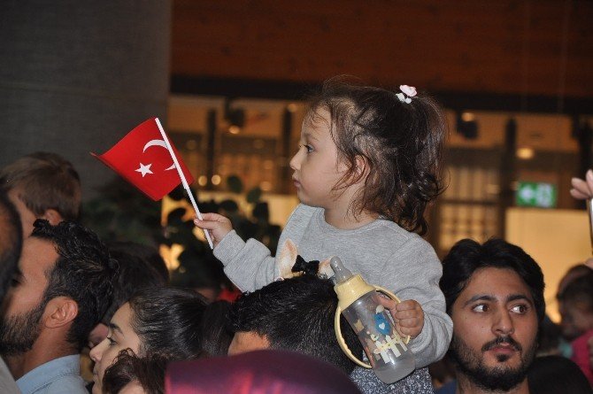 İzmir Optimum’da Ünlü Mankenlerden Defile