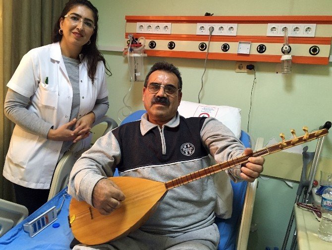 Ağır Hastalara Sazıyla Moral Veriyor