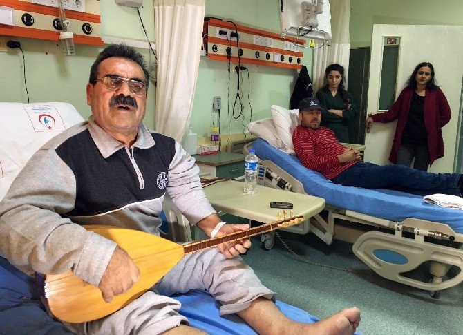 Ağır Hastalara Sazıyla Moral Veriyor