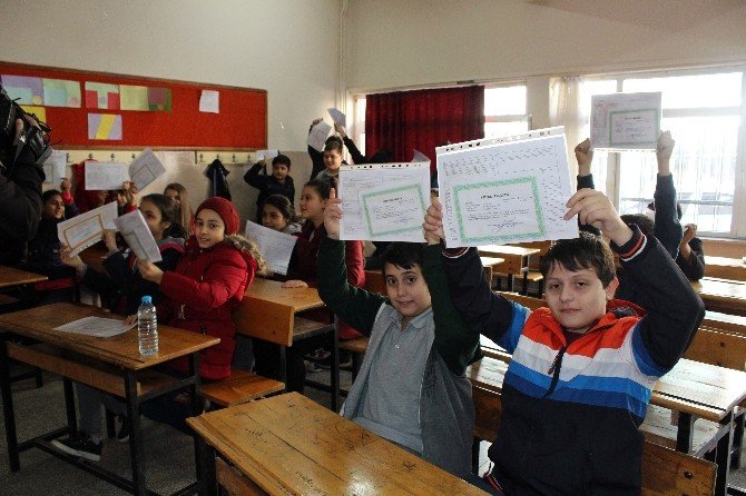 İzmir’de 670 Bin Öğrenci Karne Aldı
