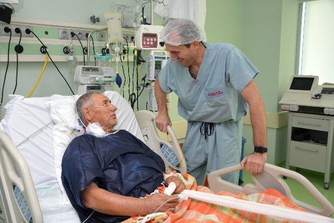 Aynı Anda İki Ameliyat Geçirdi, Yaşama Tutundu