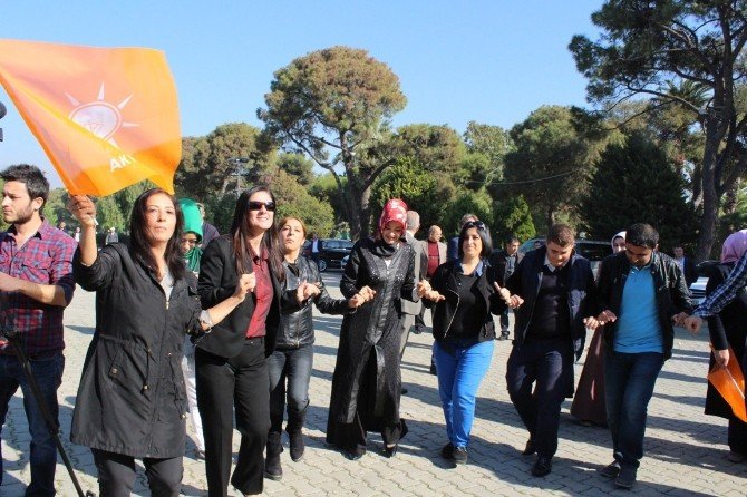 Ak Parti Genel Başkan Yardımcısı Nükhet Hotar, Mazbatasını Annesiyle Aldı