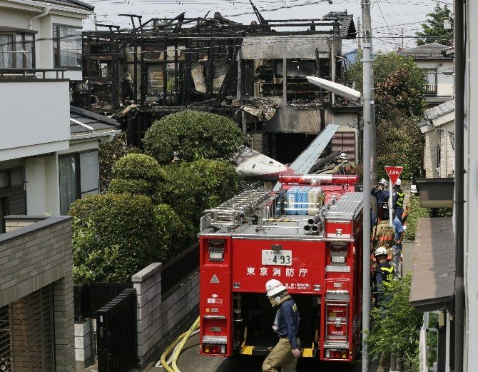 Japonya’da Uçak Binaya Çarptı: 3 Ölü