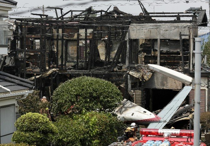 Japonya’da Uçak Binaya Çarptı: 3 Ölü