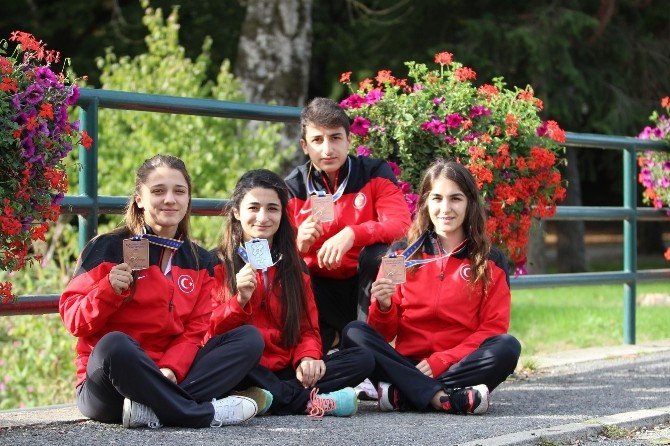 Genç Judoculardan Şehitlere Armağan