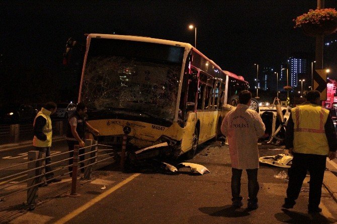 Metrobüs İle Otomobil Kafa Kafaya Çarpıştı: 5 Ölü, 5 Yaralı