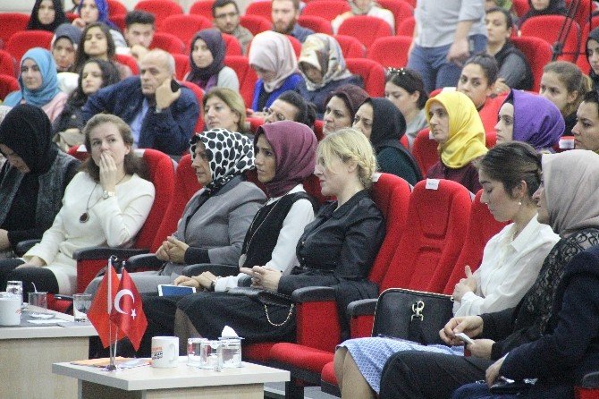 Sümeyye Erdoğan Sakarya’da Söyleşiye Katıldı