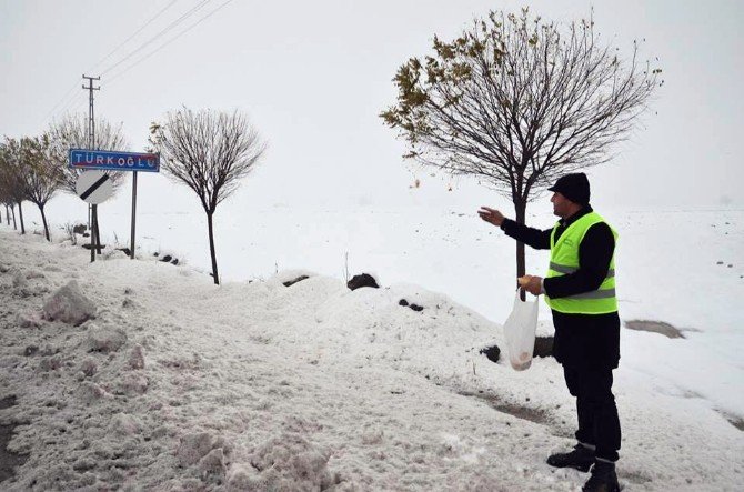 Belediye Aç Kalan Kuşlara Yem Bıraktı