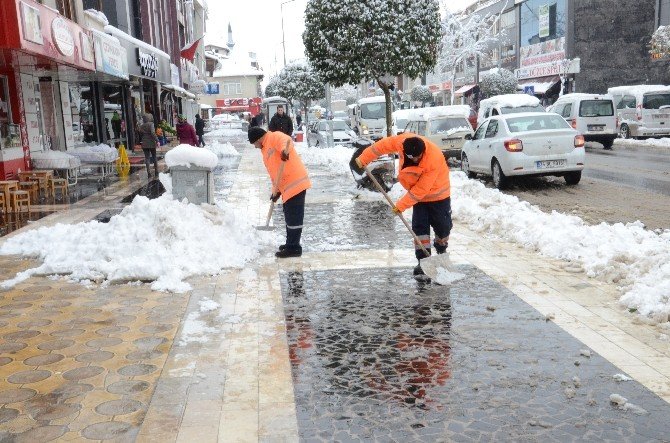 Düzce’de Kaldırım Ve Meydanlar Kardan Temizleniyor