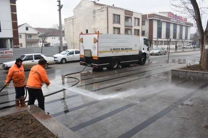 Düzce’de Kaldırımlar Yıkanıyor