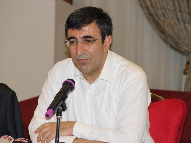 Bakan Yılmaz, Gazetecilerle Bir Araya Geldi