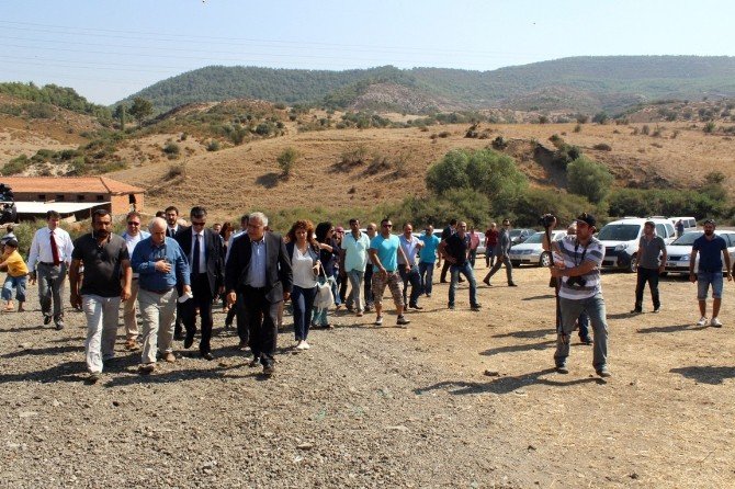 Bakan Doğan Şehit Evini Ziyaret Etti